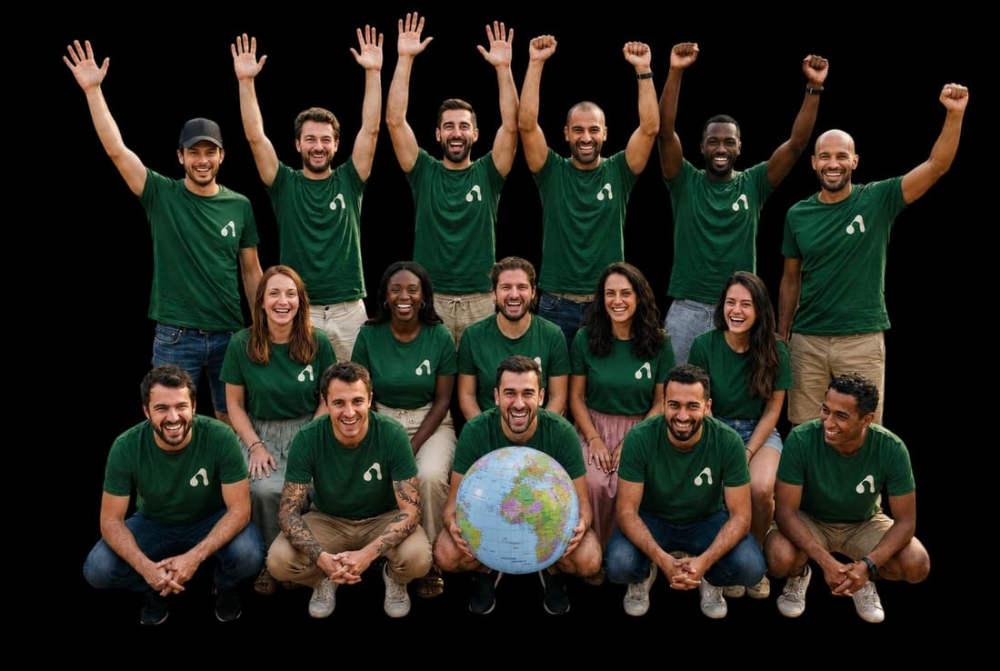 L'équipe Uclic | trois rangées de collaborateurs souriants, bras levés, t-shirts verts uclic